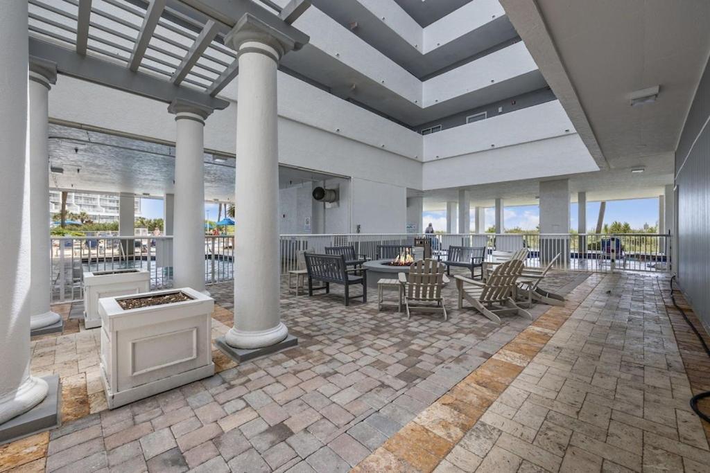 Direct Oceanfront- King Bedroom- Amazing Views/pools/hot Tubs/beach Access/golf Apartment *
